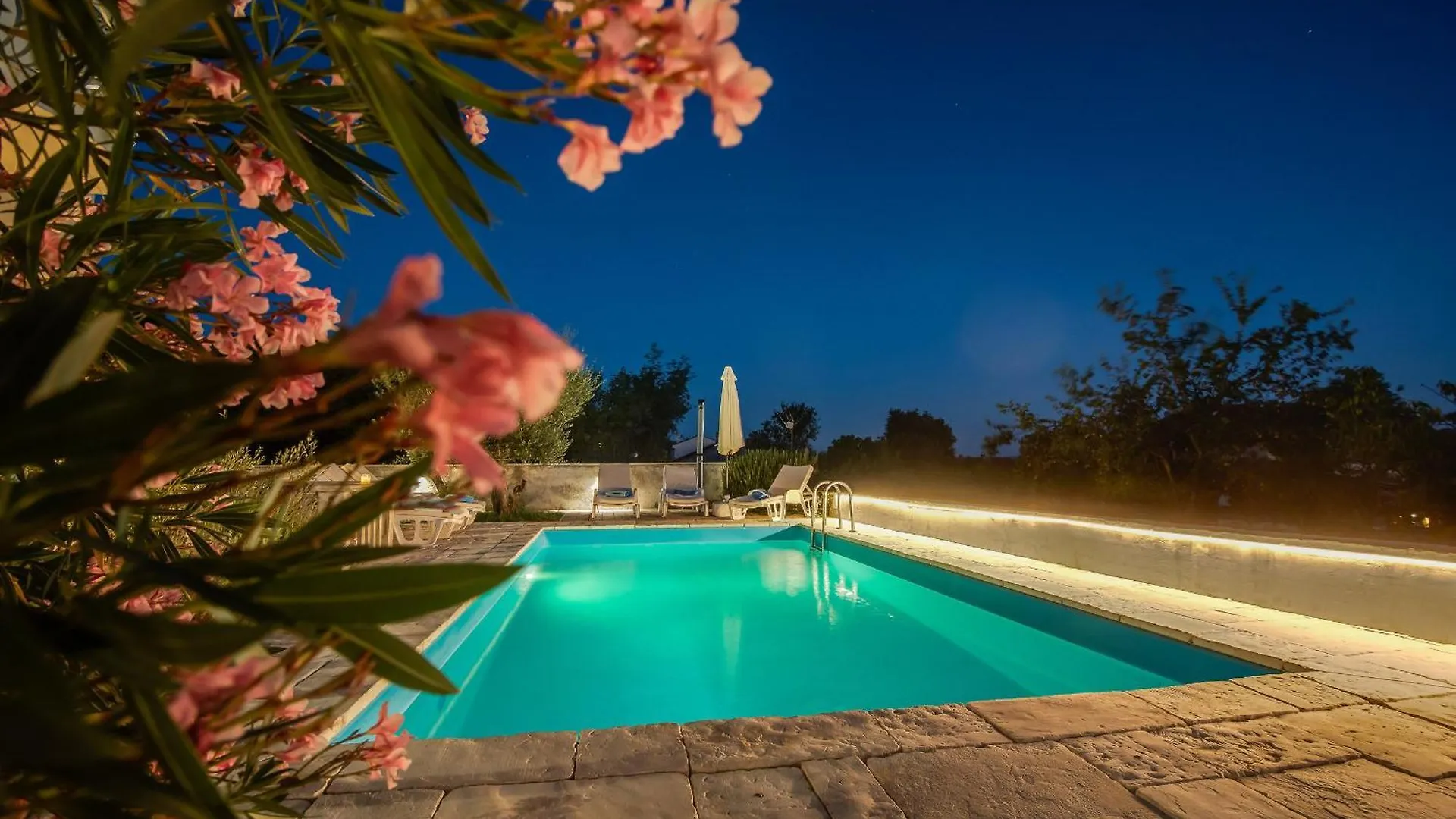 Villa Dada Linardići 0*,